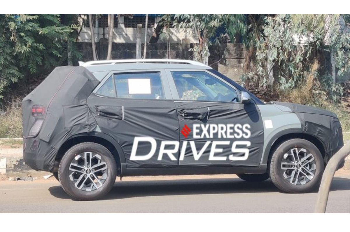 Hyundai Venue facelift spied in India 